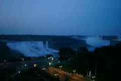 ホテルから見たアメリカ滝とカナダ滝。