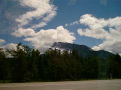 青い空と白い雪をかぶったロッキー山脈