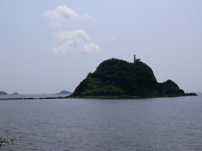 俵島はブロックを渡って上陸できますが、登れません。遠くに角島大橋が見えます。