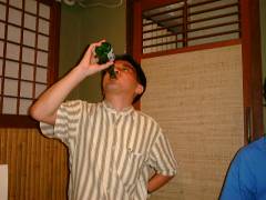 すっかり全開で日本酒を飲んでいるきのっぴさん。この前にビールジョッキでの日本酒一気を敢行し、かくさんが心配しているところで、これ。幸い花道は通らず。